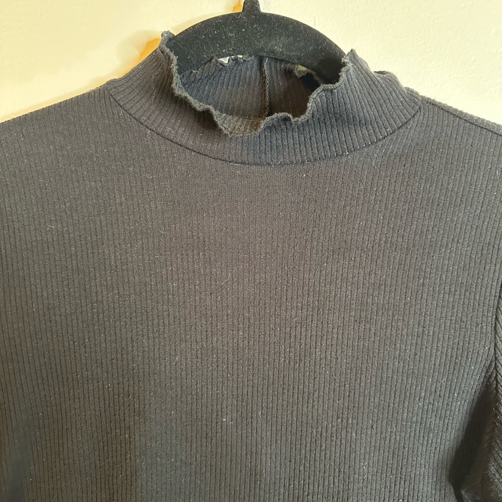 Black Ribbed Long Sleeve cropped Top - Picture 2 of 4